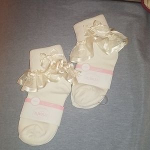 2 pairs frilly socks